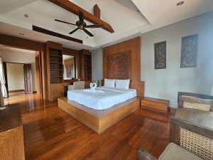 Classical 5BR Pool Villa Pattaya