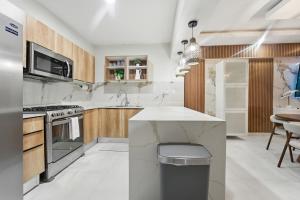 2Min Walk to Beach-Pool Family Friendly-sleeps 6