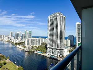 High Floor Studio w Balcony & Shuttle