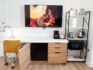 High Floor Studio w Balcony & Shuttle