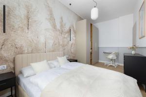 Stylish Apartment with Parking Close to the City Centre by Noclegi Renters
