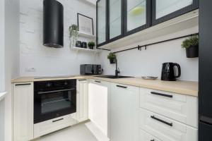Stylish Apartment with Parking Close to the City Centre by Noclegi Renters