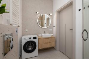 Stylish Apartment with Parking Close to the City Centre by Noclegi Renters