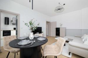 Stylish Apartment with Parking Close to the City Centre by Noclegi Renters