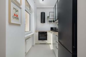 Stylish Apartment with Parking Close to the City Centre by Noclegi Renters