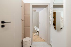 Stylish Apartment with Parking Close to the City Centre by Noclegi Renters