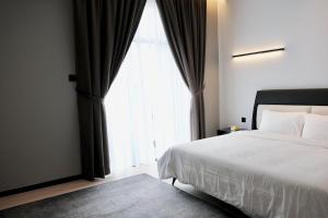 Discover OnyxVacay Home5 bustling city n Karaoke