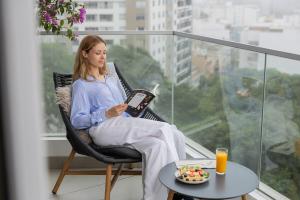 Miraflores Luxury Suite PS5 Massage Chair Dyson
