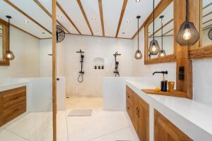 Villa White - Spacious Luxury 5BR Villa with Private Pool
