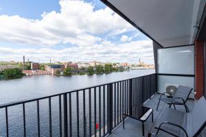 Apartly- Riverview Suite with Balcony & Parking