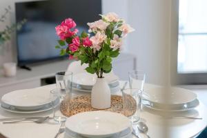 Stylish Apartment Near the Old Market Square, Pet Friendly by Noclegi Renters