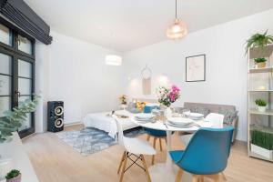 Stylish Apartment Near the Old Market Square, Pet Friendly by Noclegi Renters