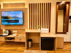 HOTEL SHREE KASHI VISHWANATH MTVYA IN - Warm Hospitality & Comfortable Room - Lift - wifi - Restaurant - BEST FAMILY HOTEL IN VARANASI -