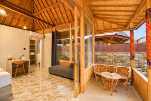 Bima Ubud-Designer Villa Room King Bed & Work Desk