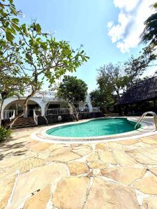 Mwanana House 3 bedroom Villa Pool, Walk to Beach