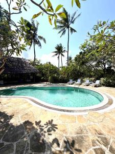 Mwanana House 3 bedroom Villa Pool, Walk to Beach