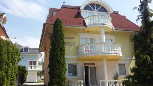 Crystal és Susanne Panzió