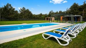 Mazuria Park domki, podgrzewany basen, jacuzzi i sauna w cenie by Nestri