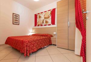 Sunny beachfront apartment with pool and spa