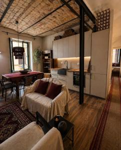 New Home in Rome Center sleeps 8