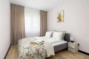 Functional Apartment with a Balcony and Parking Close to Green Spaces by Noclegi Renters