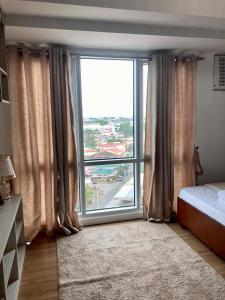 Cozy Condo with Sea View Peek