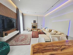 Elite Mansion Tirana - Heated Pool & SPA - 9BR