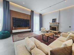 Elite Mansion Tirana - Heated Pool & SPA - 9BR