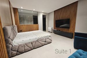 Elite Mansion Tirana - Heated Pool & SPA - 9BR