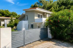 Helios Seafront Villa Rachoni - 3 bedrooms 7 guests
