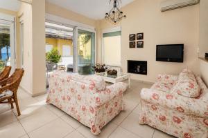 Helios Seafront Villa Rachoni - 3 bedrooms 7 guests