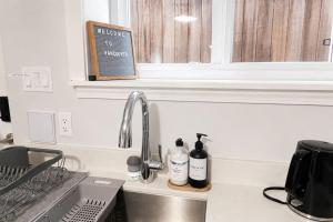 Kitsilano 2BR Near UBC & Beach Sleeps 5