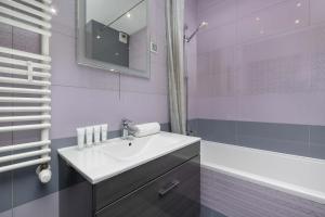 Spacious Apartment with a Workspace and Balcony near the Water Park by Noclegi Renters