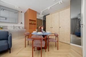 Chmielna Duo Luxury Apartments with Parking & Balcony, Warsaw City Centre by Renters Prestige