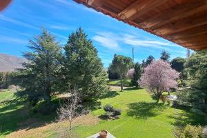 Magnífico Chalet y gran jardín frente a la sierra.