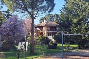 Magnífico Chalet y gran jardín frente a la sierra.