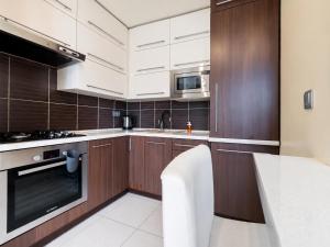 Garbary City Center Apartment by BookingHost