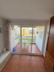 ESTUPENDO APARTAMENTO CÉNTRICO EN PRIMERA LINEA DE PLAYA CON VISTAS AL CASTILLO Y AIRE ACONDICiONADO