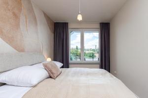 Apartly- Riverview Suite with Balcony & Parking
