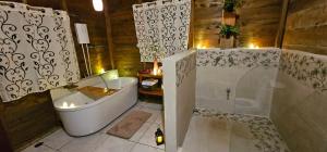 Romantic Getaway Luxury Cabin with Whirlpool
