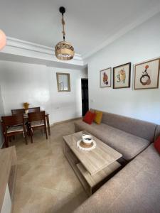 Lina Appartement RICO COSTA 5 min par voiture gare TGV Corniche City Mall only for familly