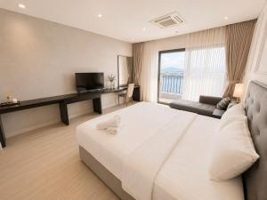 Golden Bay Premium Apartment - Infinity Pool & Da Nang Center