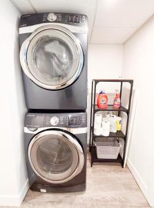 Fawn - Central 2BR Parking Near LRT & Chinook