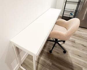 Fawn - Central 2BR Parking Near LRT & Chinook