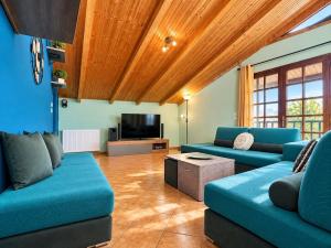 Evoikos Blue Villa-Sea View & Garden for 5 by ΜΡS