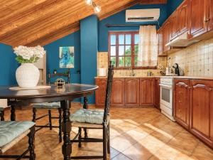 Evoikos Blue Villa-Sea View & Garden for 5 by ΜΡS