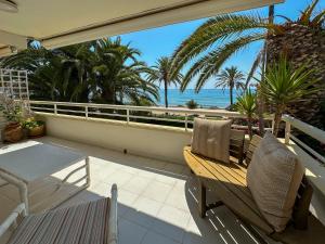 Front Beach Apartment by Hello Homes Sitges