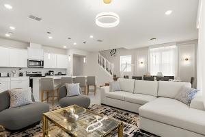 Next to the Magic • 5BR in Windsor Cay
