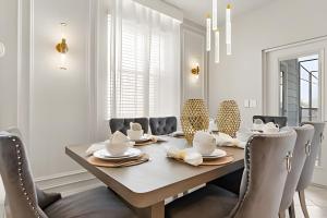 Next to the Magic • 5BR in Windsor Cay