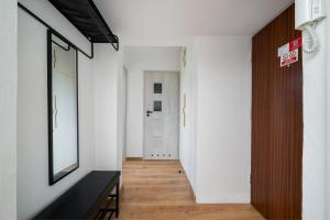 Dąbrowska Classy Apartment by BookingHost